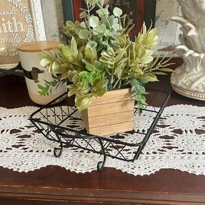 Temptations by Tara Old World black Metal Wire casserole caddy READ